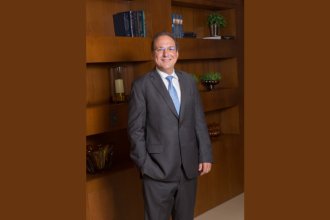 Entenda o que acontece com os funcionários durante a recuperação judicial e como a lei protege empregos e direitos, com análise de Rodrigo Gonçalves Pimentel.