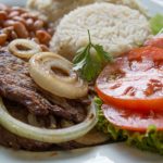 Arroz, Feijão, Carne e Salada: O Prato Brasileiro que Encanta Nutricionistas no Mundo