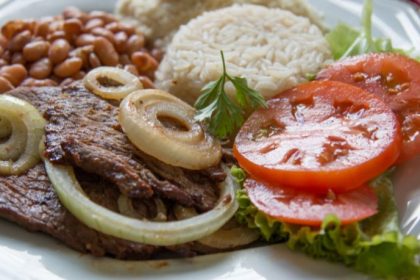 Arroz, Feijão, Carne e Salada: O Prato Brasileiro que Encanta Nutricionistas no Mundo
