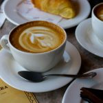 Café além da xícara: como cafeterias transformam a bebida em experiências gastronômicas criativas