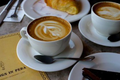 Café além da xícara: como cafeterias transformam a bebida em experiências gastronômicas criativas