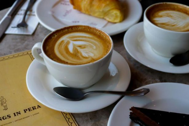 Café além da xícara: como cafeterias transformam a bebida em experiências gastronômicas criativas