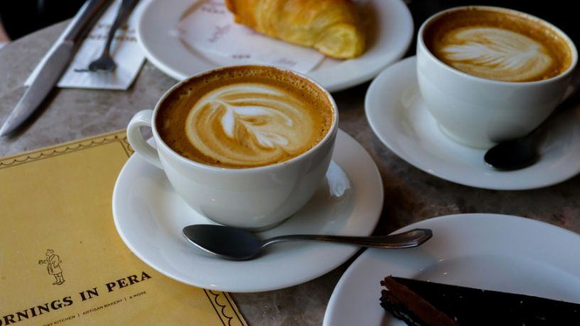 Café além da xícara: como cafeterias transformam a bebida em experiências gastronômicas criativas