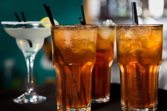 Drinks sem álcool conquistam bares e restaurantes em 2026: a tendência que está redefinindo o mercado de bebidas
