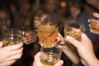 Por que o brasileiro está trocando o álcool por drinks sem teor alcoólico em 2026