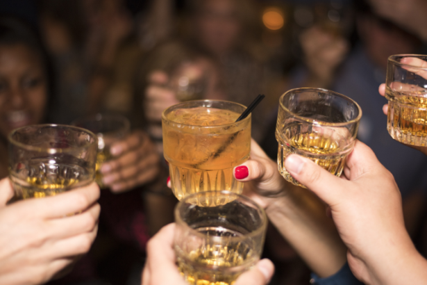 Por que o brasileiro está trocando o álcool por drinks sem teor alcoólico em 2026