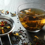 A Ascensão do Chá na Gastronomia Brasileira: Da Infusão Medicinal ao Par Perfeito na Alta Culinária