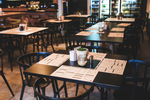 Saúde mental em bares e restaurantes ganha novo alerta: por que o ambiente de trabalho também importa para quem atua na gastronomia