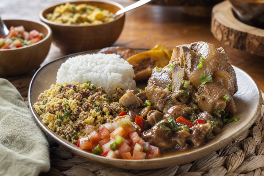 Prato brasileiro com chambari, arroz, farofa de carne de sol e banana-da-terra em composição inspirada na culinária do Tocantins