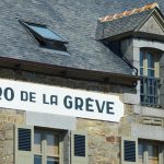 Fachada rústica de um bistrô de pedra com letreiro em francês, em Saint-Suliac, na Bretanha