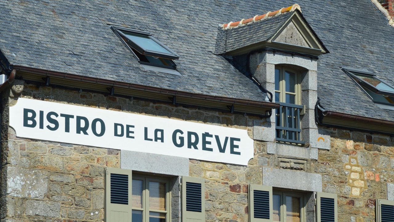 Fachada rústica de um bistrô de pedra com letreiro em francês, em Saint-Suliac, na Bretanha