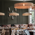 Interior elegante de um restaurante em Bordeaux, com decoração sofisticada e iluminação diferenciada.