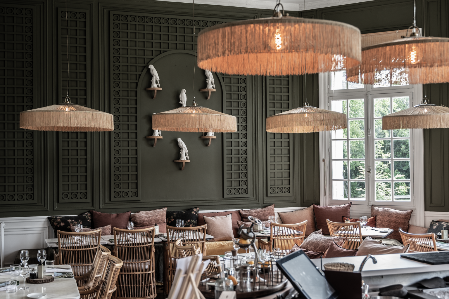 Interior elegante de um restaurante em Bordeaux, com decoração sofisticada e iluminação diferenciada.